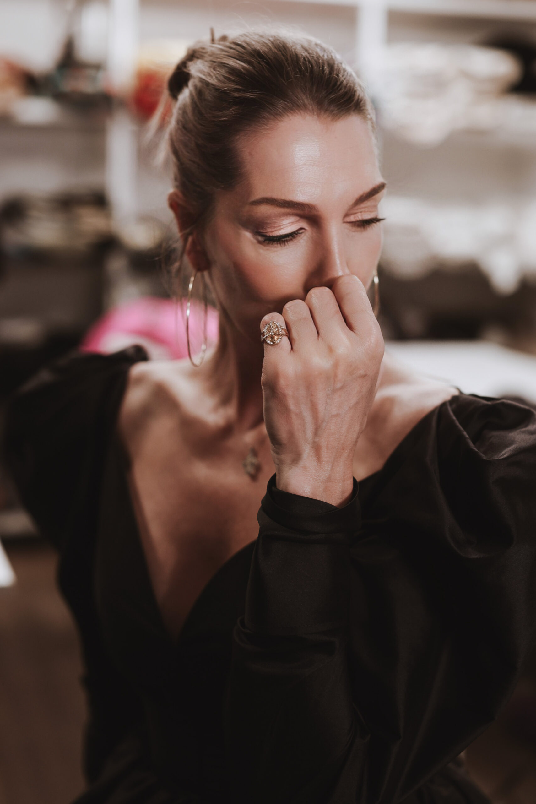 Marija Tarlac Modni Dizajner nosi Prsten Cruz iz kolekcije FE Price - FE Jewelry